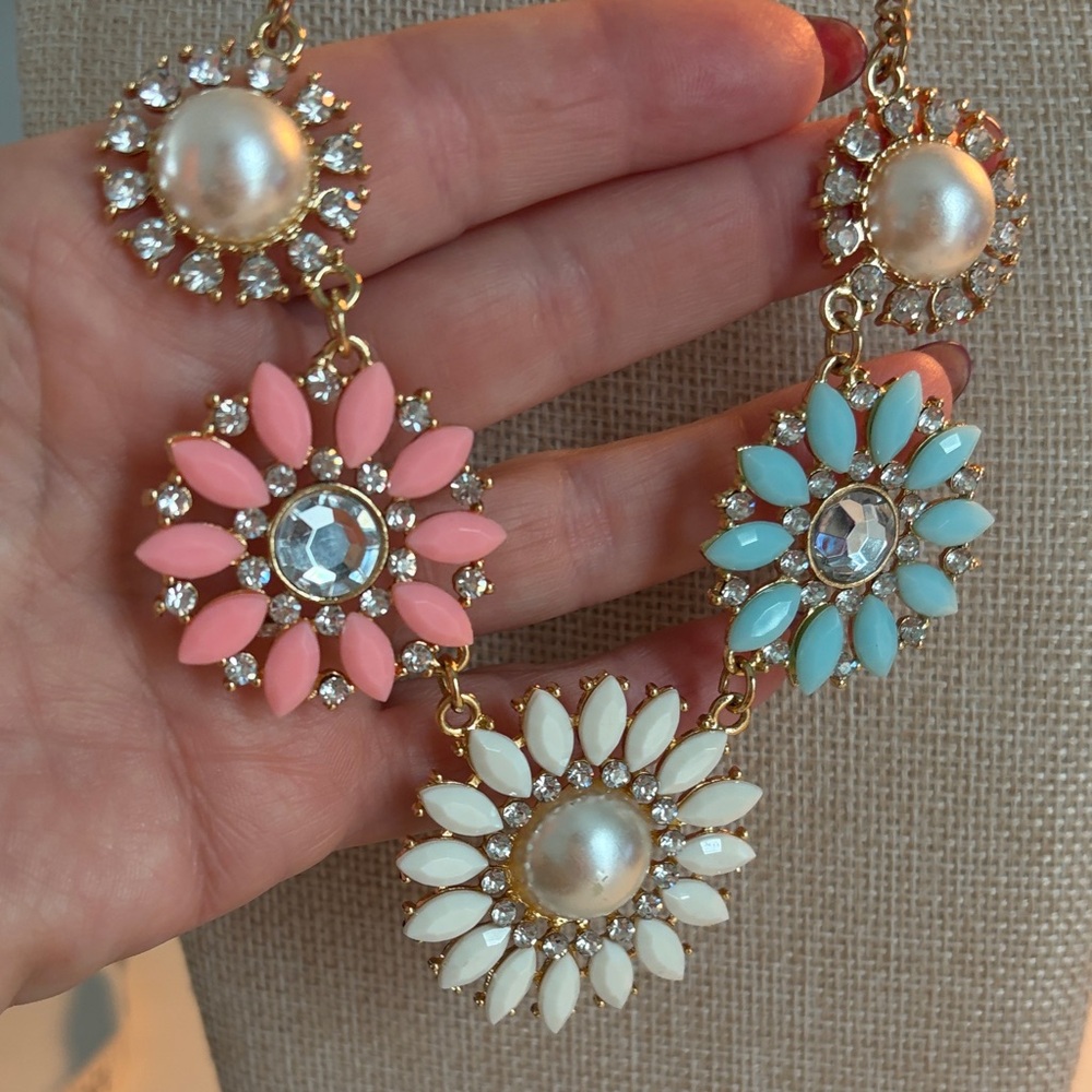 ADORABLE Floral Statement Necklace with Pearls